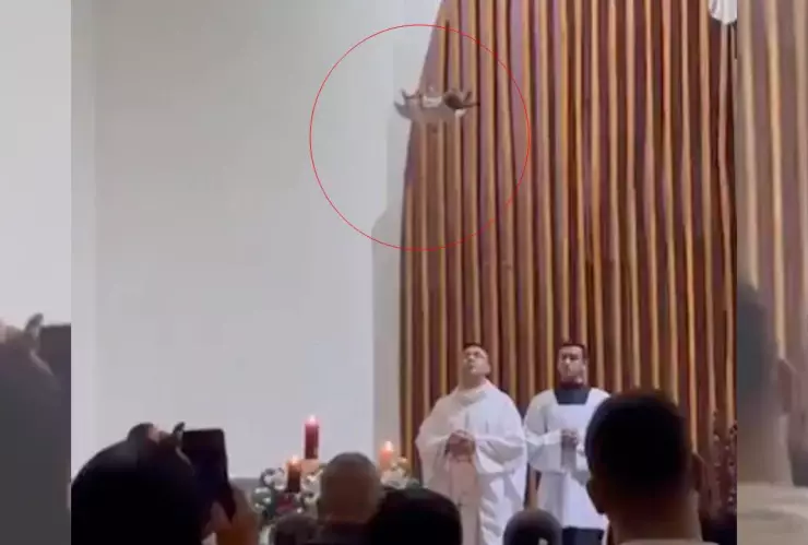 El niño Dios bajó desde lo alto de una iglesia y se viraliza