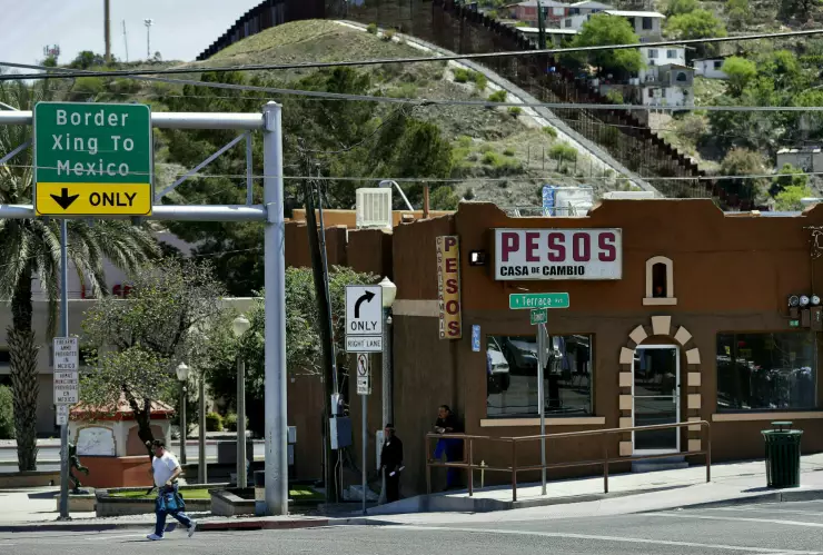 La frontera internacional que divide a Nogales, Sonora, México, en el fondo, y a Nogales, Arizona. Imagen, AP.