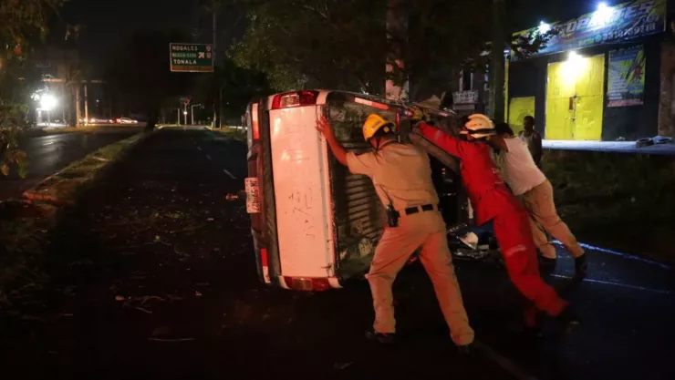Volcadura de vehículo provoca cierre en los carriles centrales de Prolongación Alcalde; ¿hay lesionados?