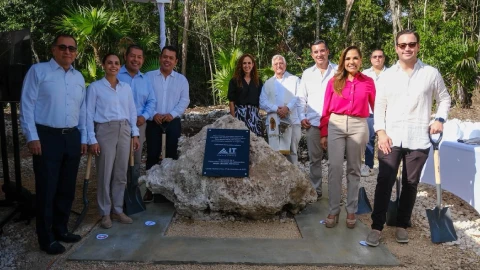 Autoridades de Quintana Roo colocan la primera piedra del Instituto Tepeyac Cancún.webp