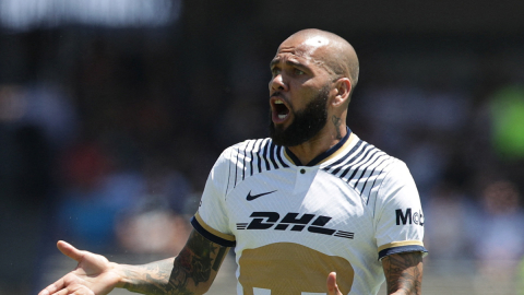 Dani Alves con la camiseta de Pumas