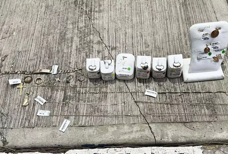 Parte del botín que robaron de una casa de empeño sobre Av. Tláhuac