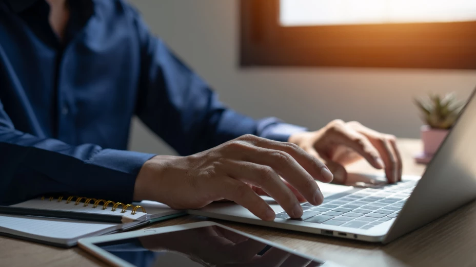 Hombre utiliza su computadora