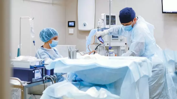 ¿Negligencia? Muere niño de 4 años durante cirugía; el doctor salió a buscar un cargador