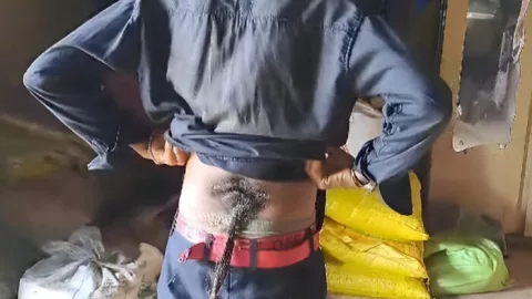 Suresh ha indicado que el mechón de pelo que parece cola le resulta irritante.