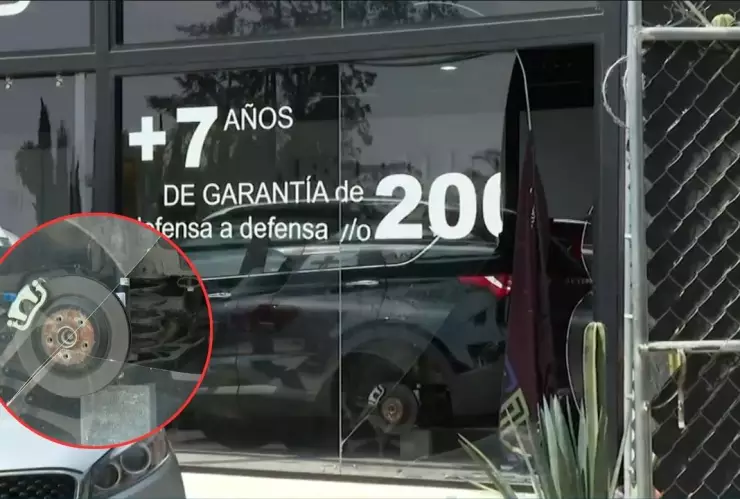 Puebla: Agencia de autos sufre cristalazo y se roban llantas y rines de madrugada