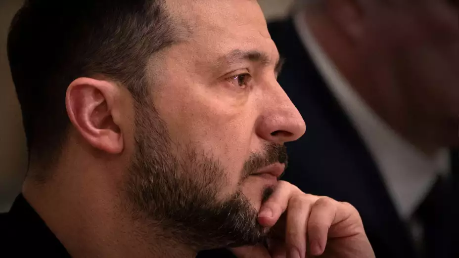 Volodymyr Zelenskyy pensativo durante una reunión.