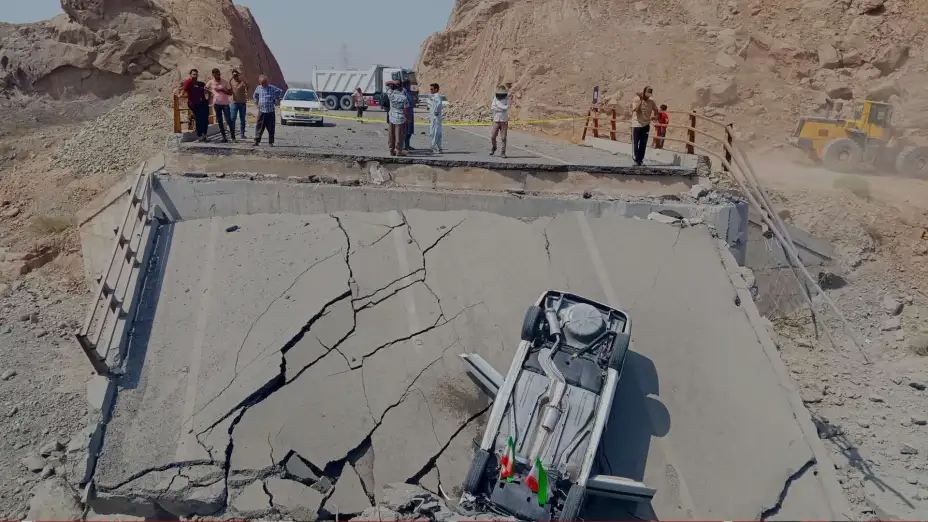 Puente destruido por ataques de EU en Irán.