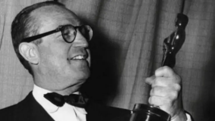 Emile Kuri con su estatuilla.