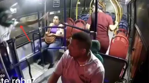 Video viral Víctimas de asalto a camión burlan a ladrón