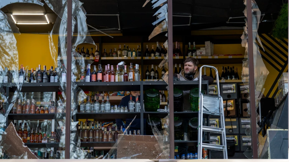 Daños a comercio por ataque ruso en Kiev, Ucrania.