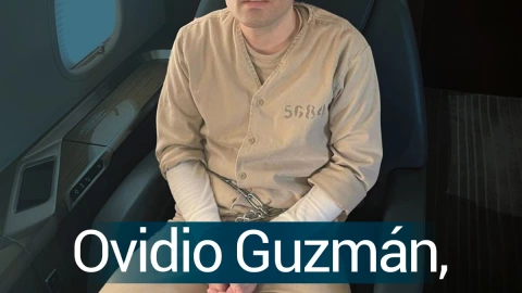 La primera fotografía de Ovidio Guzmán esposado y extraditado a Estados Unidos.jpeg