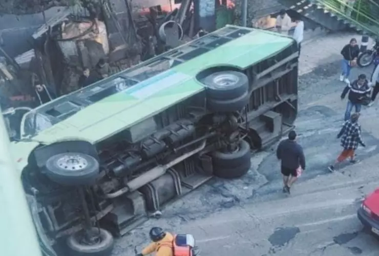 Volcadura en carretera México-Cuernavaca