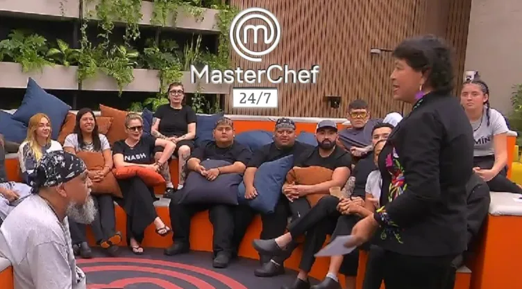 Maestra Isabel Carvajal REGAÑA a los cocineros por desordenados.