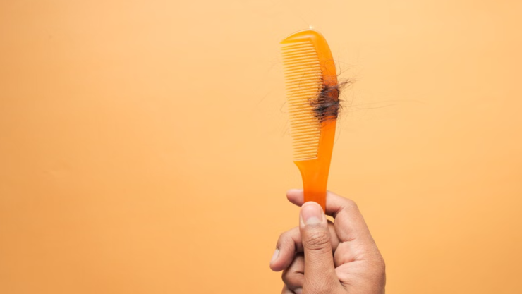 ¿Cómo usar romero para frenar la caída del cabello y darle brillo?