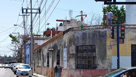 Los albañiles, hombres de la construcción, continúan con la tradición del Dïa de la Santa Cruz este 3 de mayo
