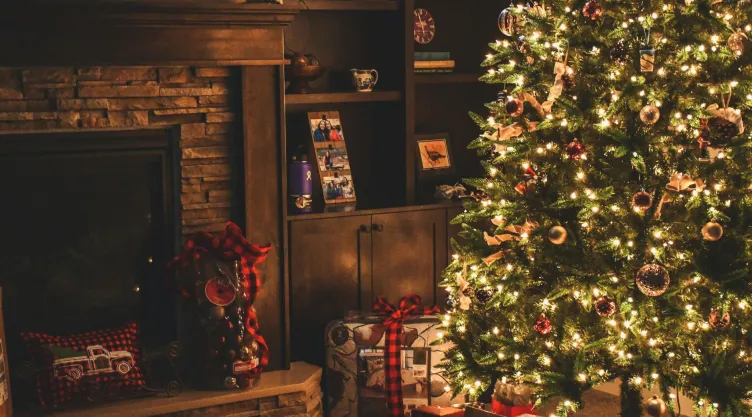 un árbol de Navidad junto a una chimenea