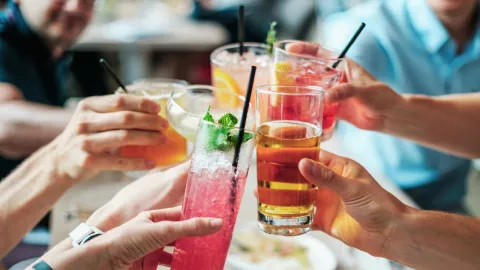 Japón quiere que sus jóvenes bean más alcohol