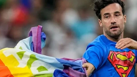 Hombre ingresado al campo de fútbol