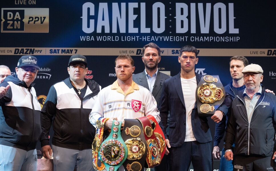 Los cinturones de Dmitry Bivol y Canelo Álvarez.