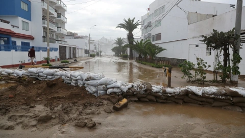 Perú está devastado por ciclón Yaku; hay lluvias e inundaciones, más de 50 muertos y miles de damnificados.