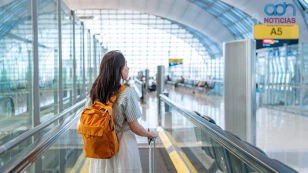  Viajera en un aeropuerto de EUA 