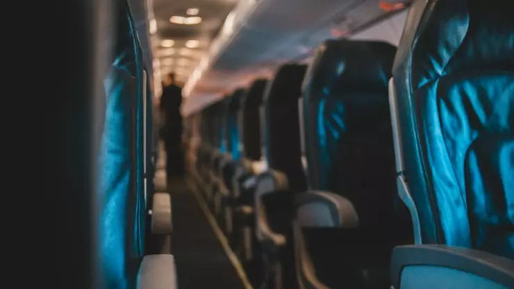 ¿Cuál es la aerolínea que suspendió sus vuelos por dos semanas en abril 2026?