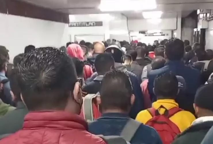 Metro CDMX: Reportan aglomeraciones en la Línea 9