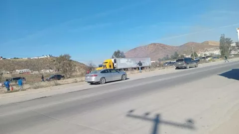 Volcadura en bulevar 2000