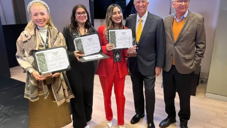 Ricardo B. Salinas Pliego entrega premio finalistas
