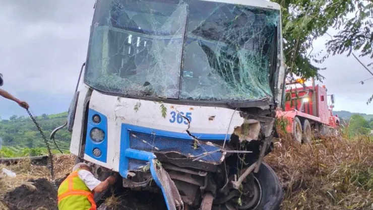Autobús de pasajeros accidentado en El Espinal
