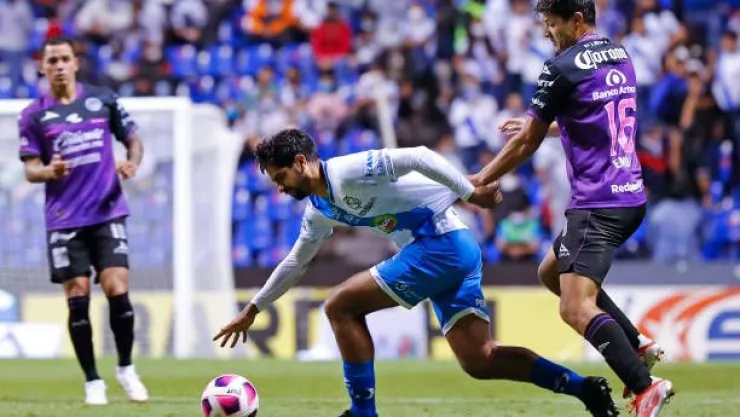 diego-de-buen-of-puebla-fights-for-the-ball-with-alfonso-sanchez-of-picture-id1347587015