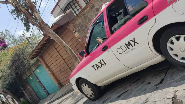 ¡Encuentra un tesoro! Taxi de la CDMX halla maleta con 100 mil pesos