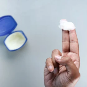 ¿Por qué todos mezclan la crema corporal con vaselina?