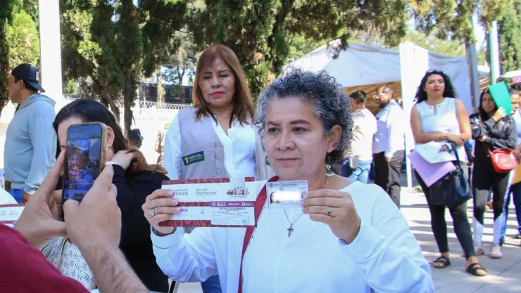 Beneficiaría recibe su tarjeta de la beca Rita Cetina.