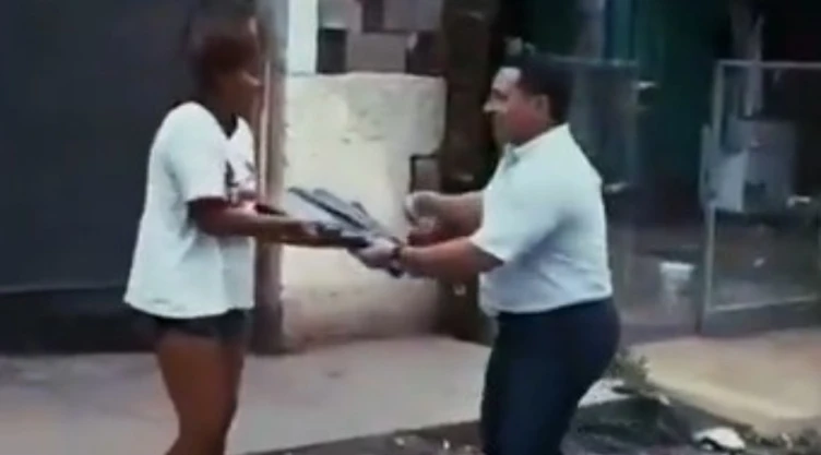 ¿Ayuda-ante-las-lluvias-o-un-parche_-Regidor-de-Torreón-entrega-hule-para-proteger-casas-y-desata-cr.webp