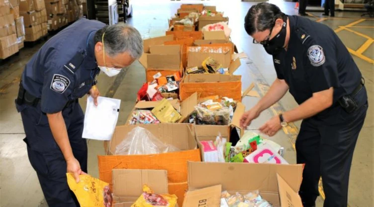 Agentes de la CBP revisan paquetes con productos sin declarar