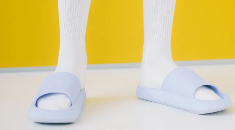 ¿Qué significa usar chanclas con calcetines? Esto dice la psicología.jpg