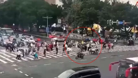 Video Conductor atropella a peatones en China, deja muertos y heridos