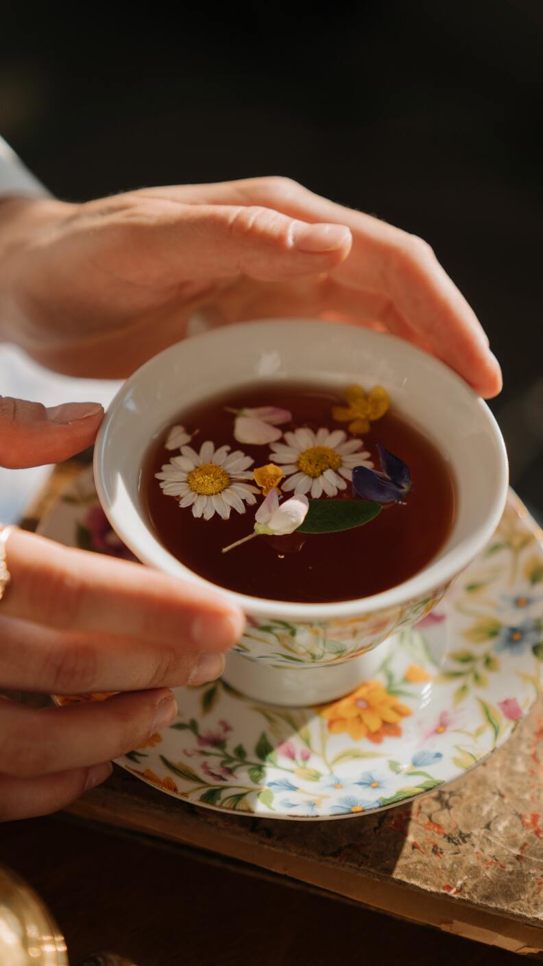 Té de manzanilla. Este es un clásico y nunca debe faltarte por sus propiedades para el bien estomacal. También es un gran digestivo y elimina los gases y la pesadez estomacal.