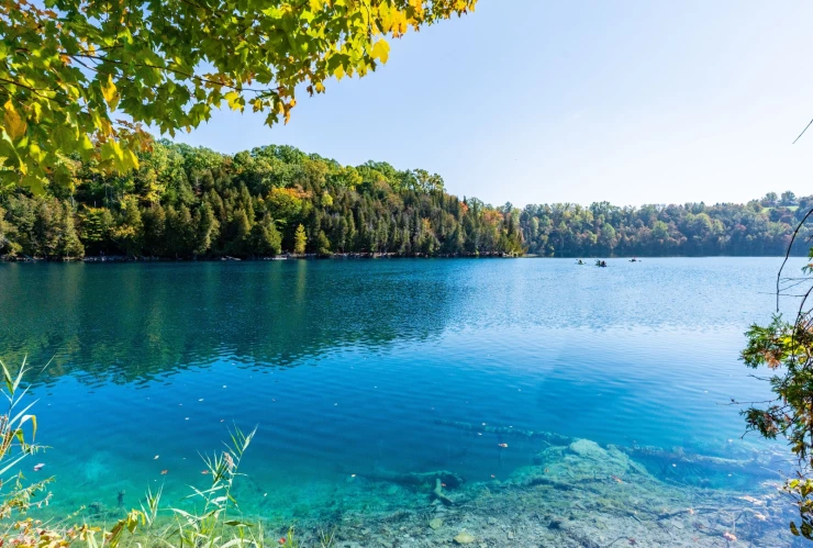 El agua cristalina del Green Lakes State Park