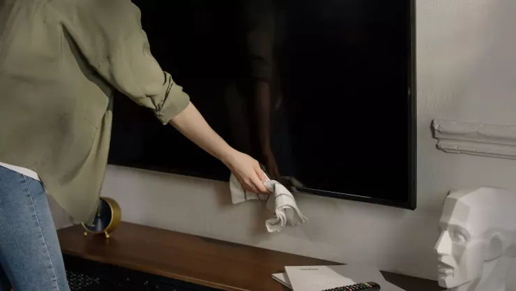 Los productos no recomendados para limpiar la pantalla de televisión y sus riesgos