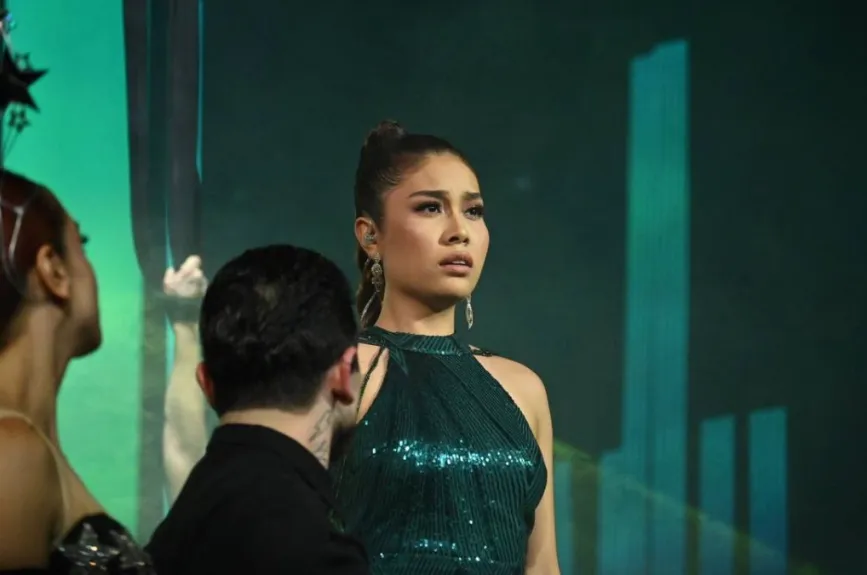 Antes de subir al escenario, recibió un cariñoso mensaje de su mamá, quien expresó su orgullo por todo lo que ha logrado. Chiquis le recordó que desde el primer momento vio en ella a una artista, y su actuación final fue un verdadero “broche de oro”. Espinoza Paz destacó su impresionante fuerza vocal, mientras que Lola Cortés mencionó que, aunque la canción es poderosa, se quedó un poco baja de tono. A pesar de las críticas, Erika Dipp defendió su interpretación, y Arturo López Gavito concluyó señalando que Isaveli lleva consigo tres cualidades esenciales: voz, sentimiento y actitud, instándola a incorporar más de esta última en su futuro artístico.