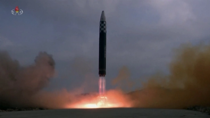 Corea del Norte prueba lanza otro misil balístico; amenaza con aumentar su poderío nuclear.