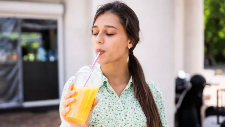 Caso en Portland: cliente denuncia hallazgo de resto humano en bebida y exige compensación