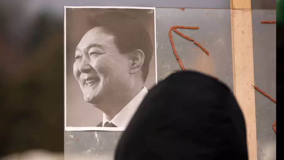 Un cartel con la imagen del expresidente de Corea del Sur, Yoon Suk Yeol.