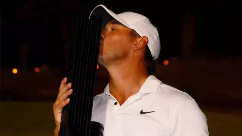 Brooks Koepka celebra su título en el LIV Golf Jeddah