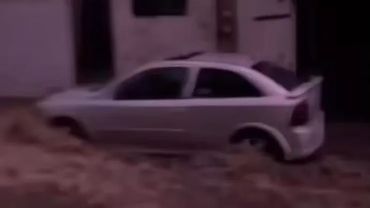 Captan el momento EXACTO que un RAYO cimbra a una ciudad; ¿sucedió en León?.jpg