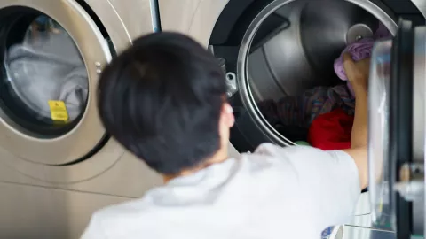 ¿Cuál es la forma recomendable para meter la ropa en la lavadora? ¡Te sorprenderá!