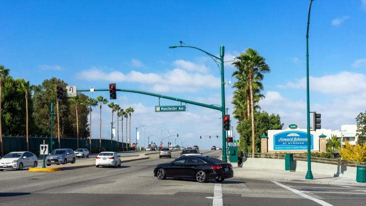 Autos en la calle en Anaheim, California